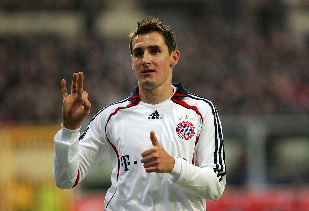 他，22岁仍是业余球员，28岁荣膺德国足球先生，36岁举起大力神杯