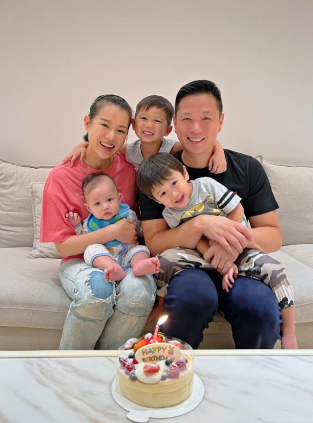 幸福爆表！胡杏儿晒一家五口为老公庆生，李乘德获妻儿献吻超满足