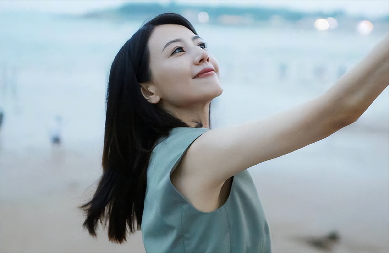 高圆圆穿无袖上衣笑得甜 海边自拍他拍都好美