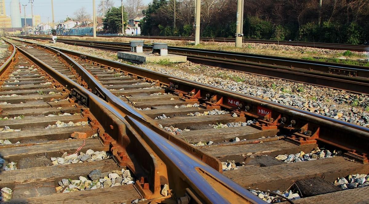 中国每年报废上百万吨废旧铁轨,为何铁轨不回收,而是就地掩埋-财稿