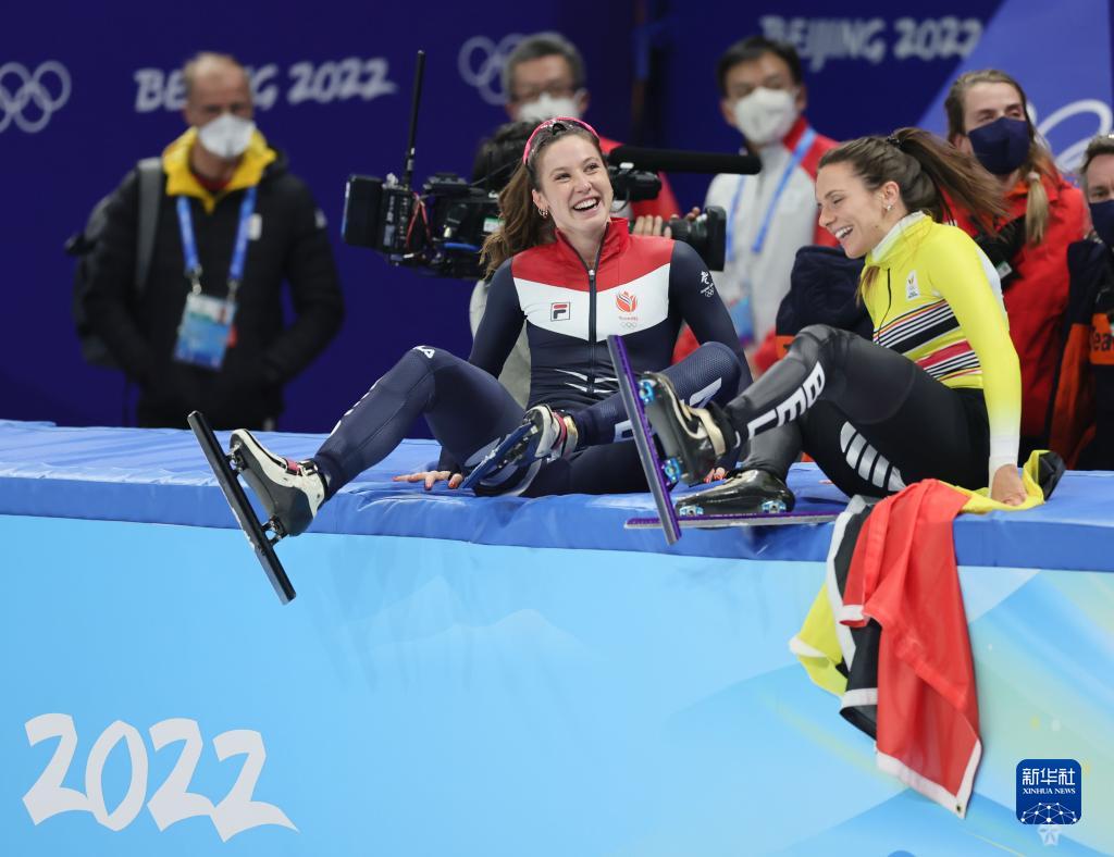 短道速滑世界杯1000米女子(短道速滑女子1000米决赛：荷兰选手苏珊娜·舒尔廷夺冠)