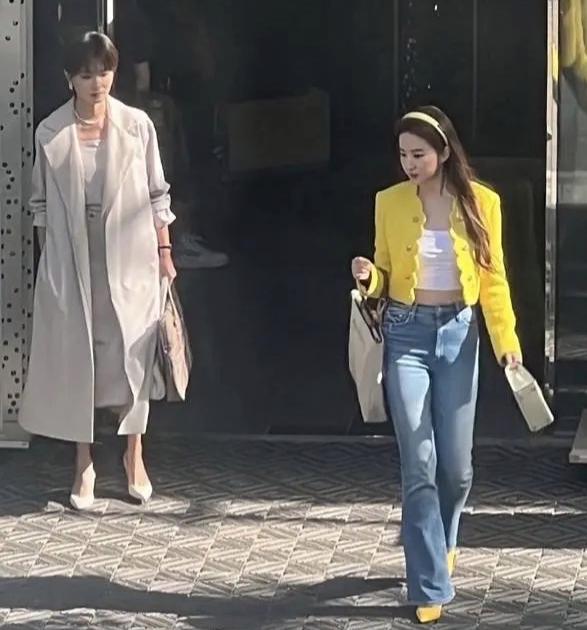 刘亦菲《玫瑰故事》黄衣路透明艳,14-34岁颜值变化,不愧是天仙