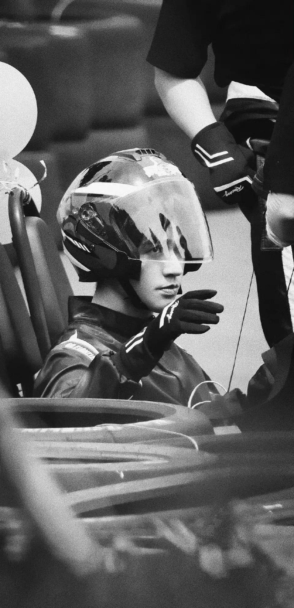 龚俊的赛车服造型简直不要太帅