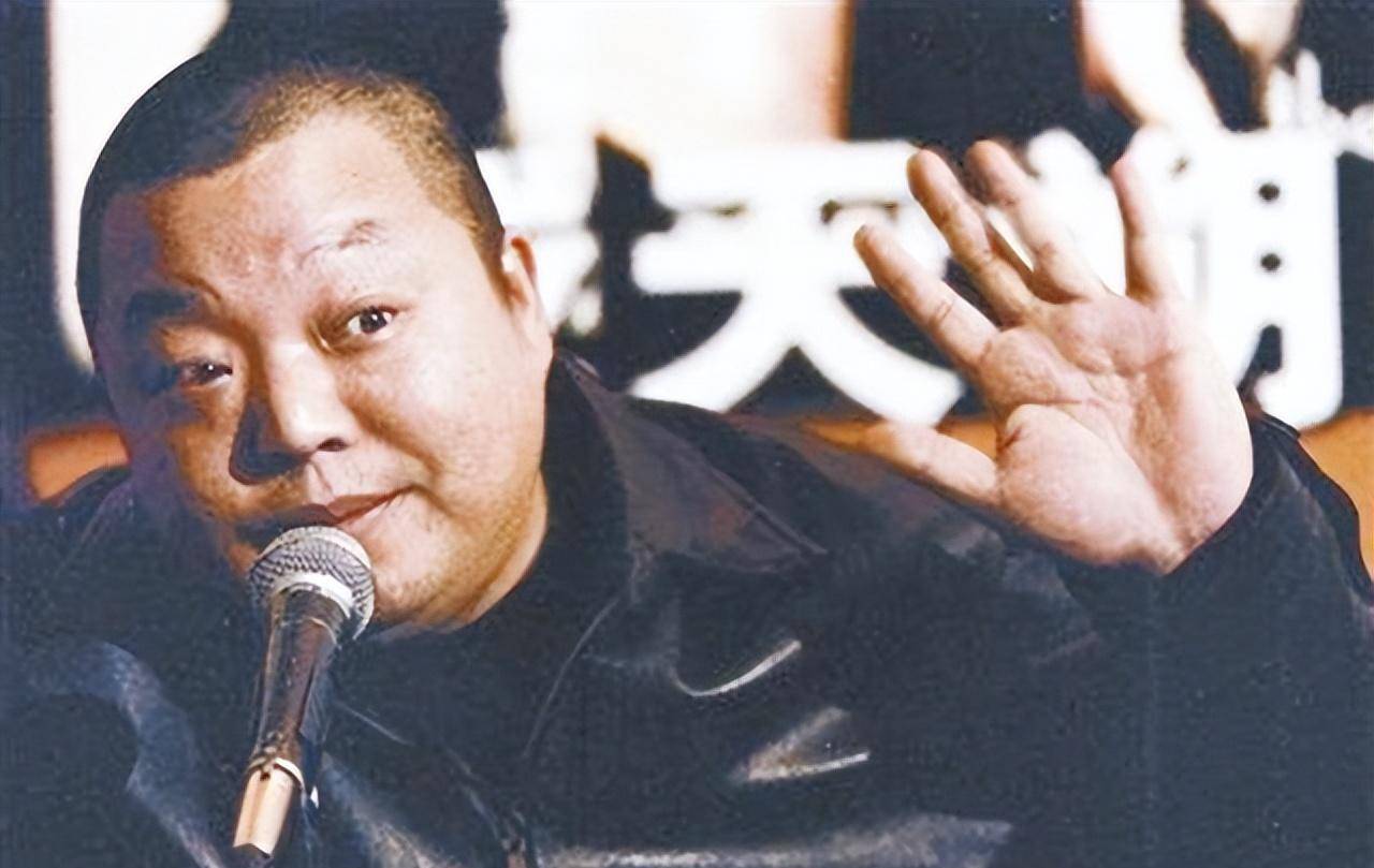 黑道歌手臧天朔有多狂,扇梅婷耳光,砸成龙场子,结局令人唏嘘!