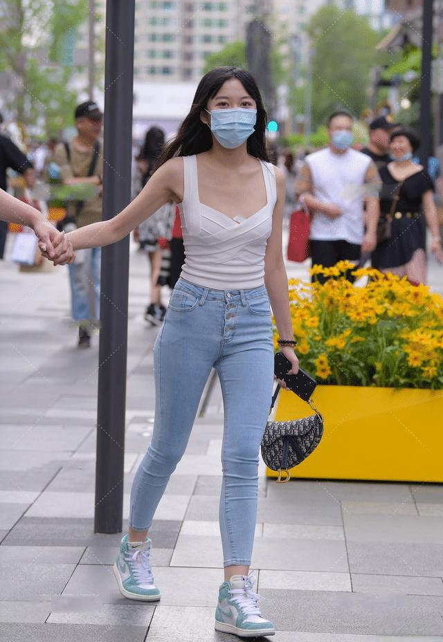 天蓝色配什么颜色好看(天蓝色配什么颜色好看图片裤子)-骁龙网
