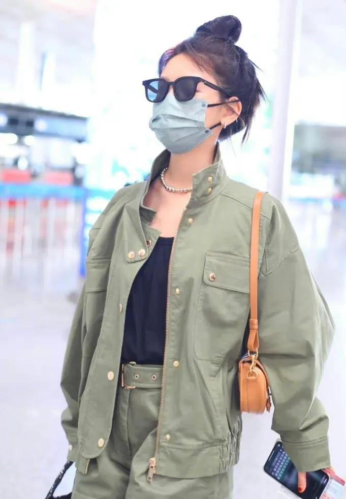 章若楠机场私服秀，军绿色套装，扎着独有的丸子头，又潮又可爱