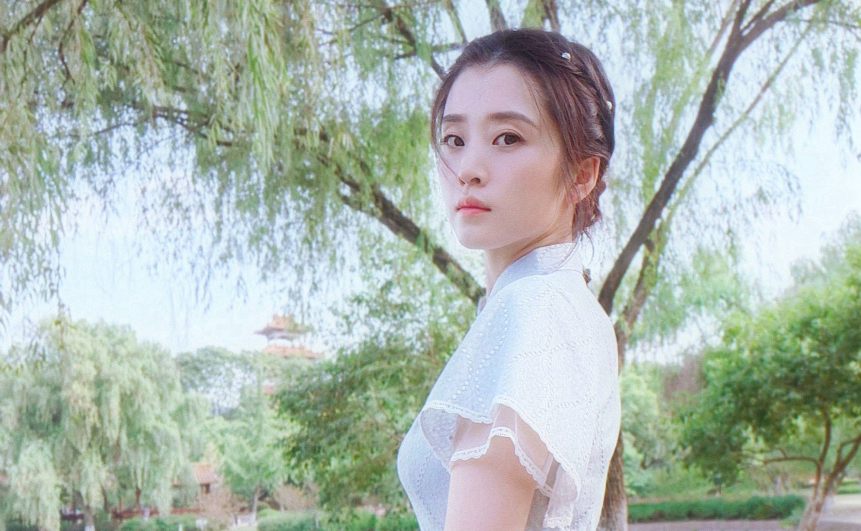 李若嘉蓝色旗袍优雅写真