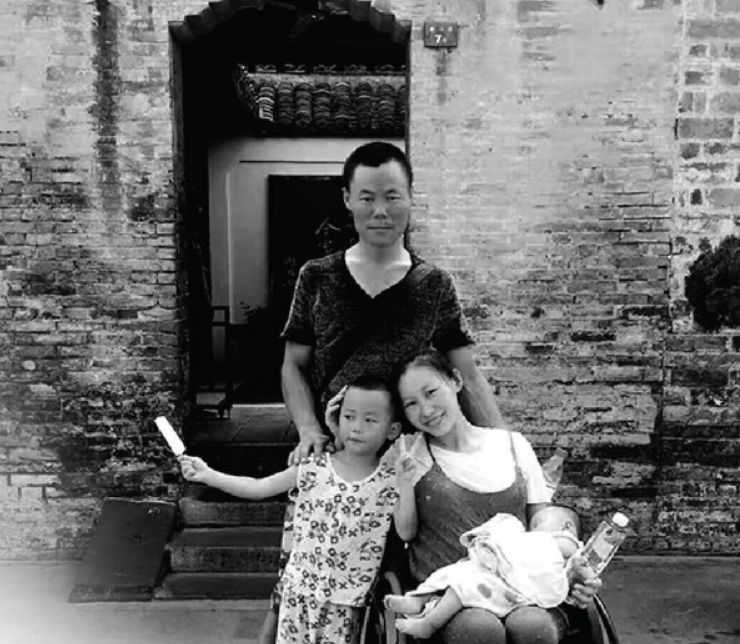 2009年，山东21岁女孩翻墙私奔摔成瘫痪，小伙不离不弃照顾14年