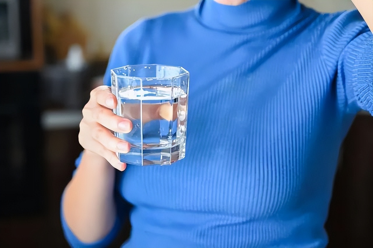 長期喝白開水與長期喝茶的人相比，誰的身體更健康？ 醫生說出答案