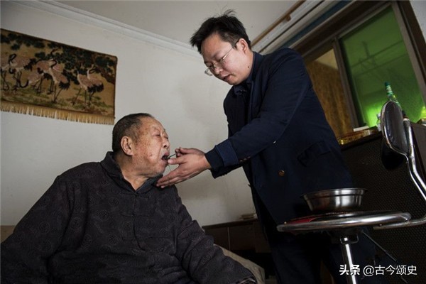 高考状元张晓勇：接近满分考进清华，毕业后却选择回乡当保安