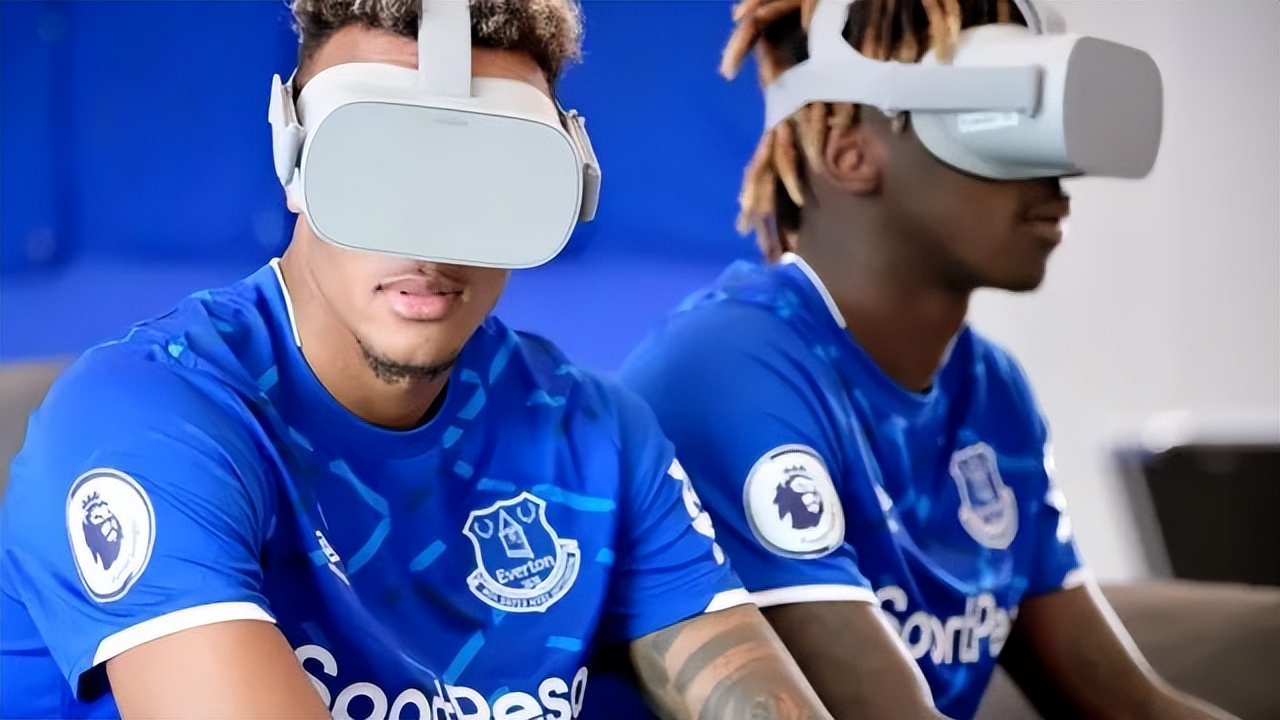 虚拟足球什么意思(VR技术与足球：戴上这玩意儿，还能好好练球吗？)