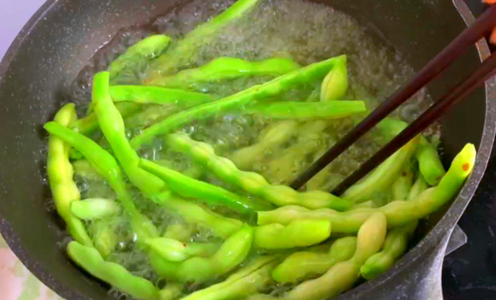 芸豆怎么做好吃（韭菜芹菜靠边站，夏天多吃芸豆，营养极高，包饺子特香，别不懂吃）