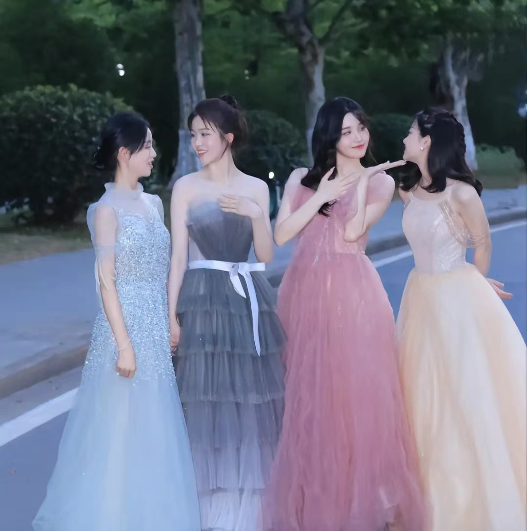 女大学生晒毕业照，笑容甜美尽显青春气息，堪称现实版《小时代》