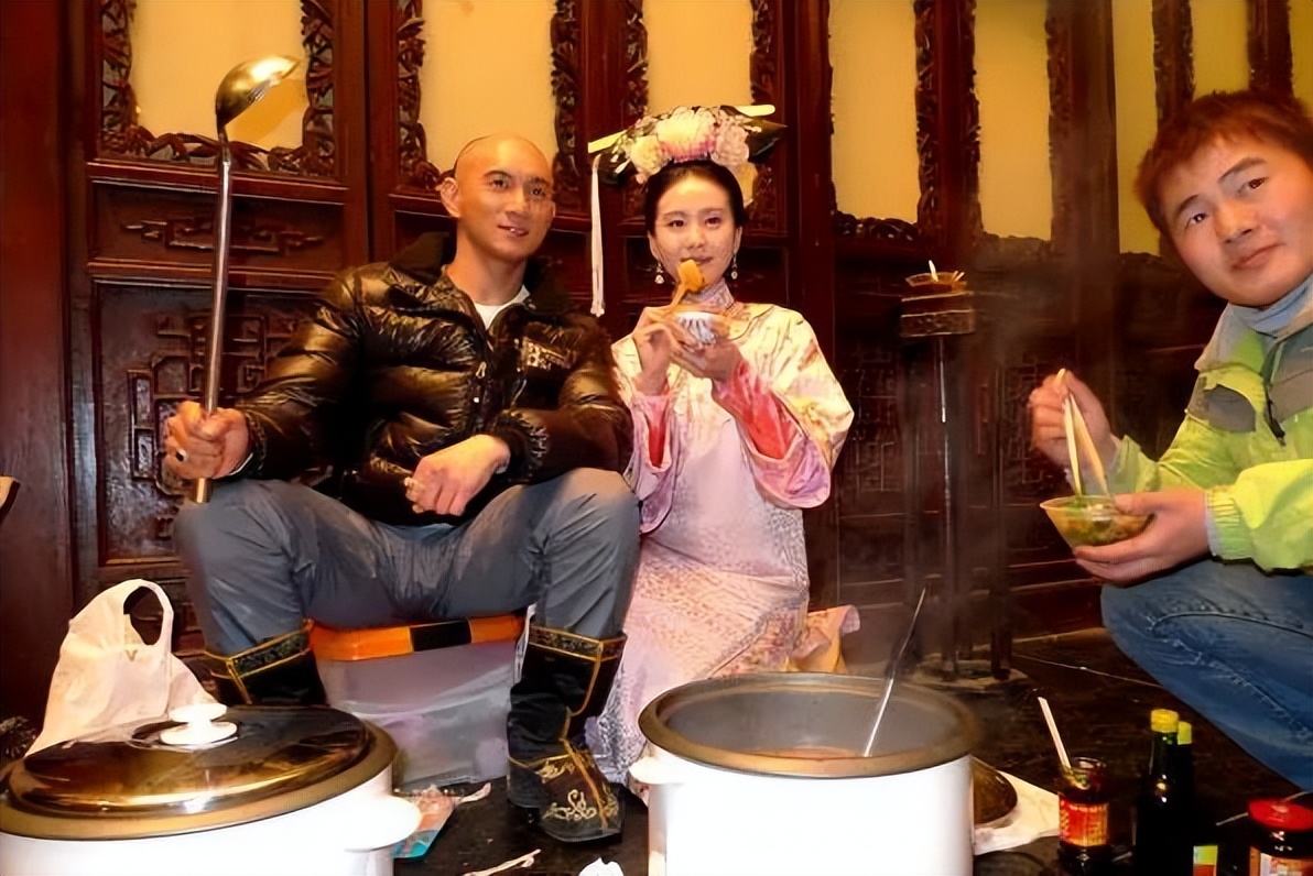 经典剧集的“边角料”，八戒骑摩托、妃子玩手机，谢谢，有被笑到