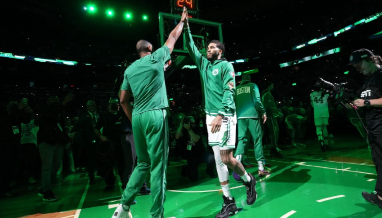 波士顿凯尔特人主场（差距巨大！绿军主场太恐怖，名记嘲讽大通中心：像NCAA二级联赛）