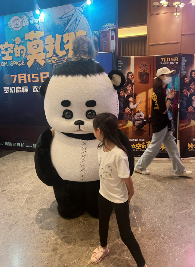 董璇带女儿看陈思诚新作并大赞，小酒窝五官俏丽，笑起来超像妈妈