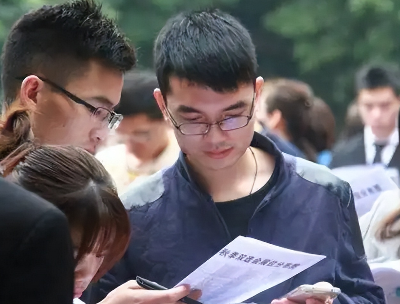 “体制内男友”再添一名！明星都难逃的编制魅力，究竟有多香