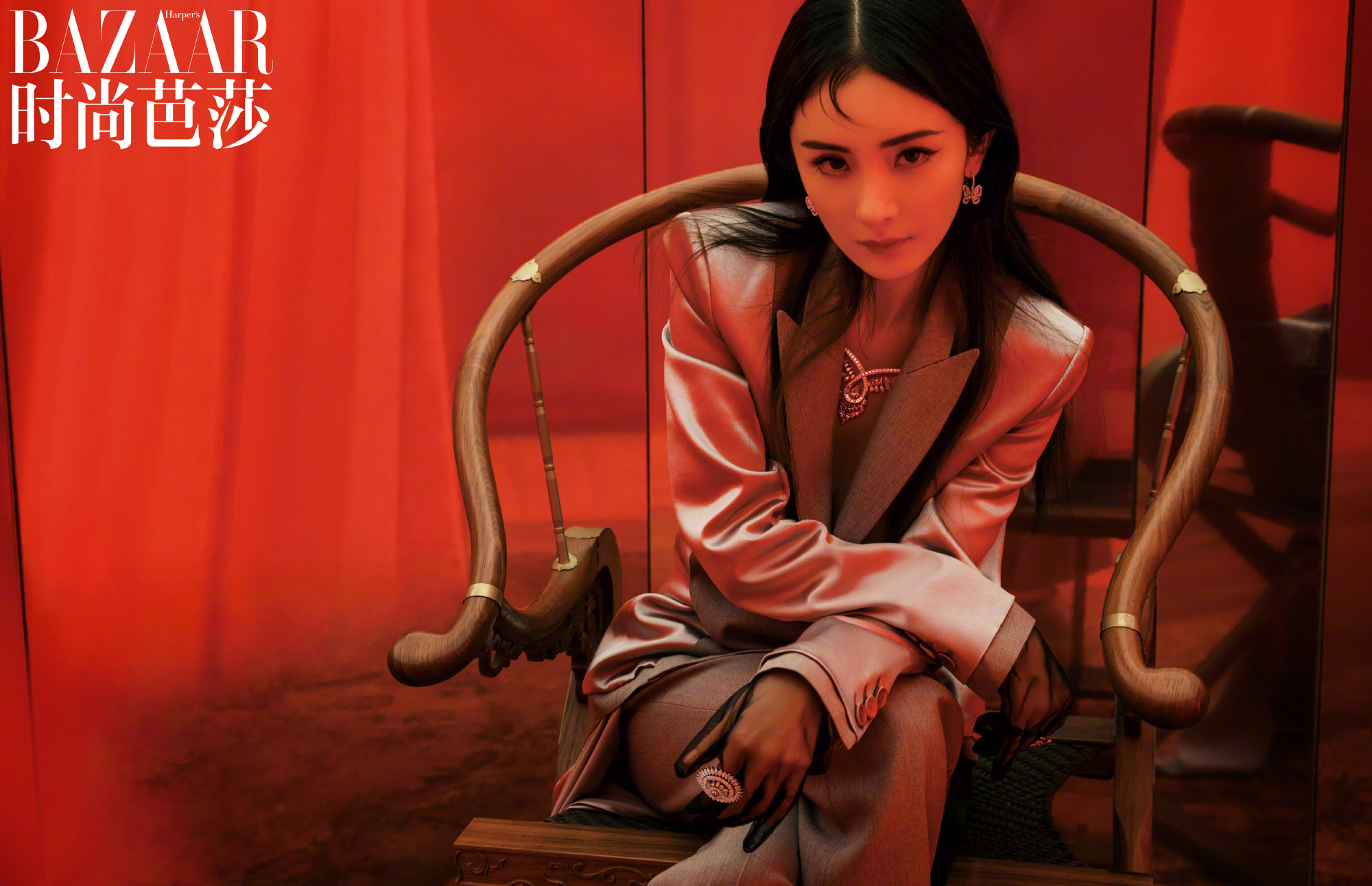 杨幂登时尚芭莎二月刊封面,裸色抹胸优雅性感,复古卷发韵味十足