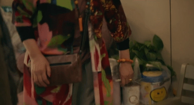 老戏骨火出圈，李勤勤在《亲爱的小孩》中的表演，凭什么这么豪横