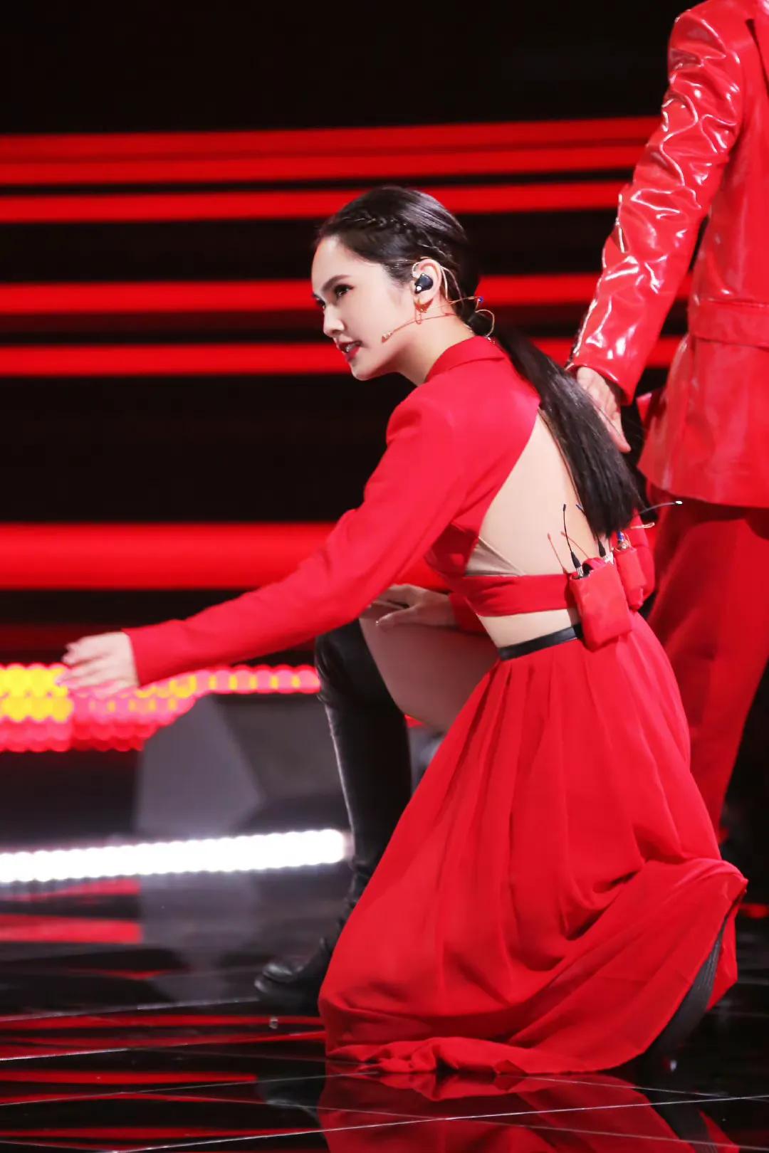 孙怡、赵丽颖红色礼服状态迥异，有没有爱情的滋润肉眼可见