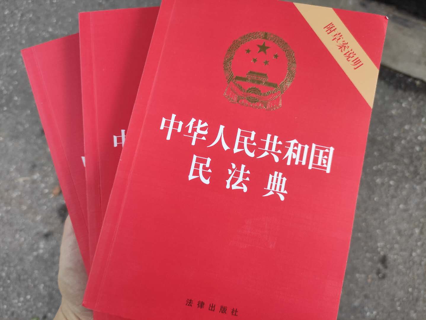 工资条被同事偷看遭开除，公司处理是否合法？