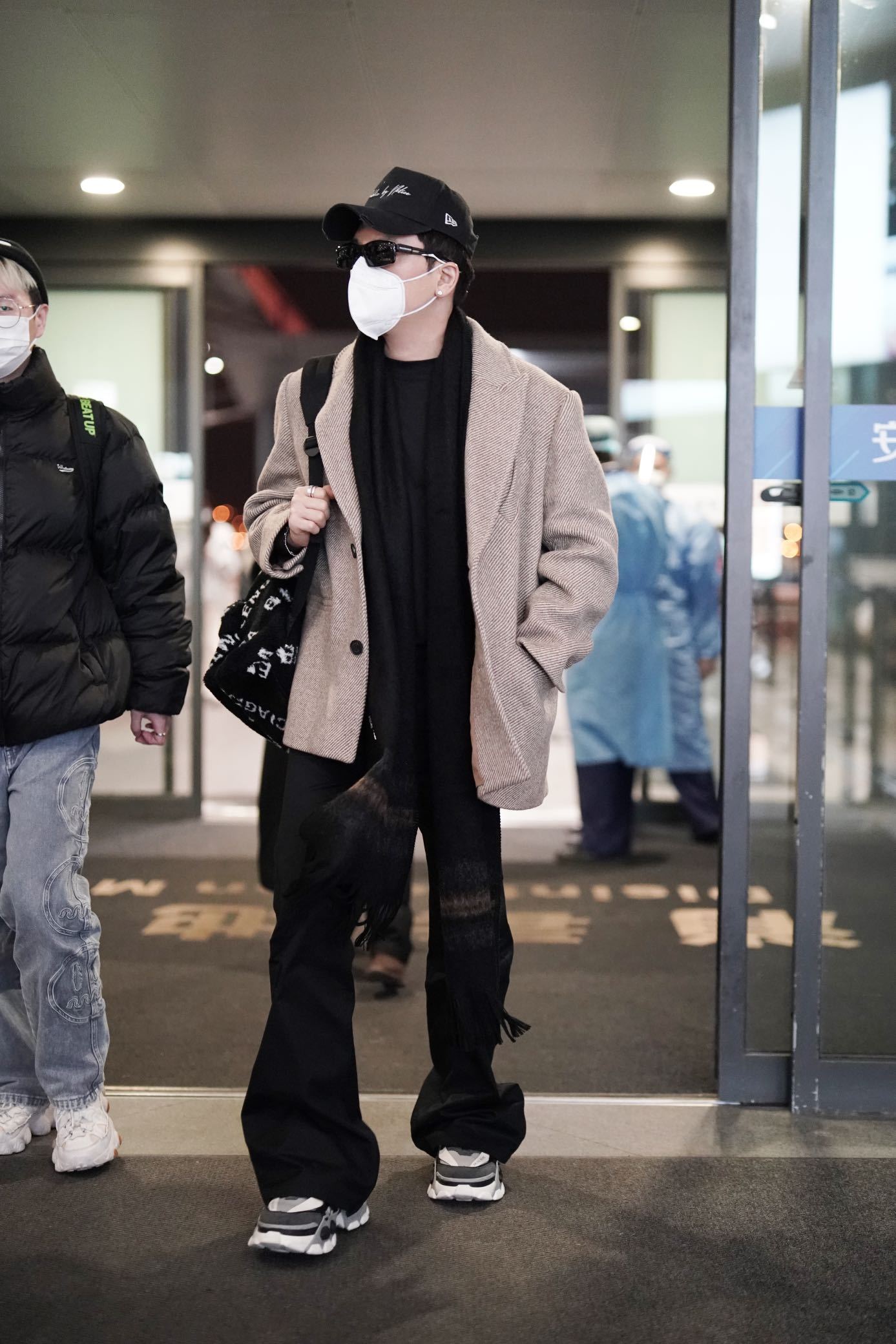 苏有朋真有个性,西装搭配喇叭裤走机场,裤脚长一截也时髦?