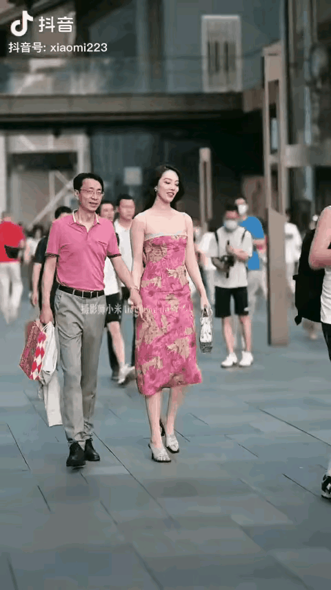 董胡明明是情人，却为何敢直面街拍？董小姐的过往，说明了一切