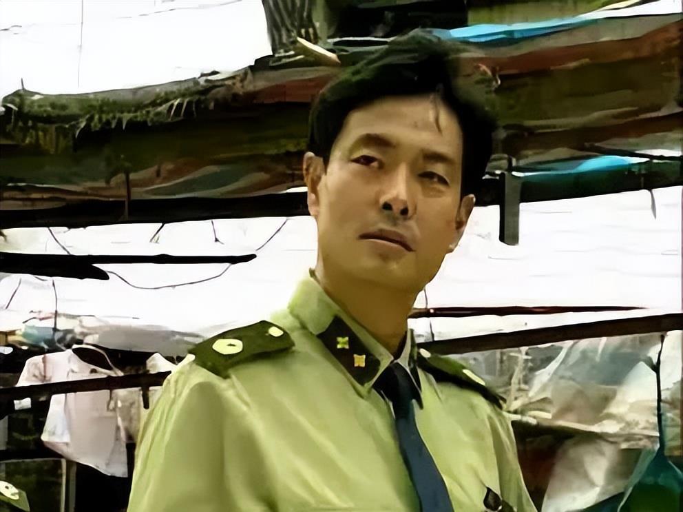 1996年濮存昕出演电视剧《英雄无悔》,他在剧中饰演一个正义凛然的**