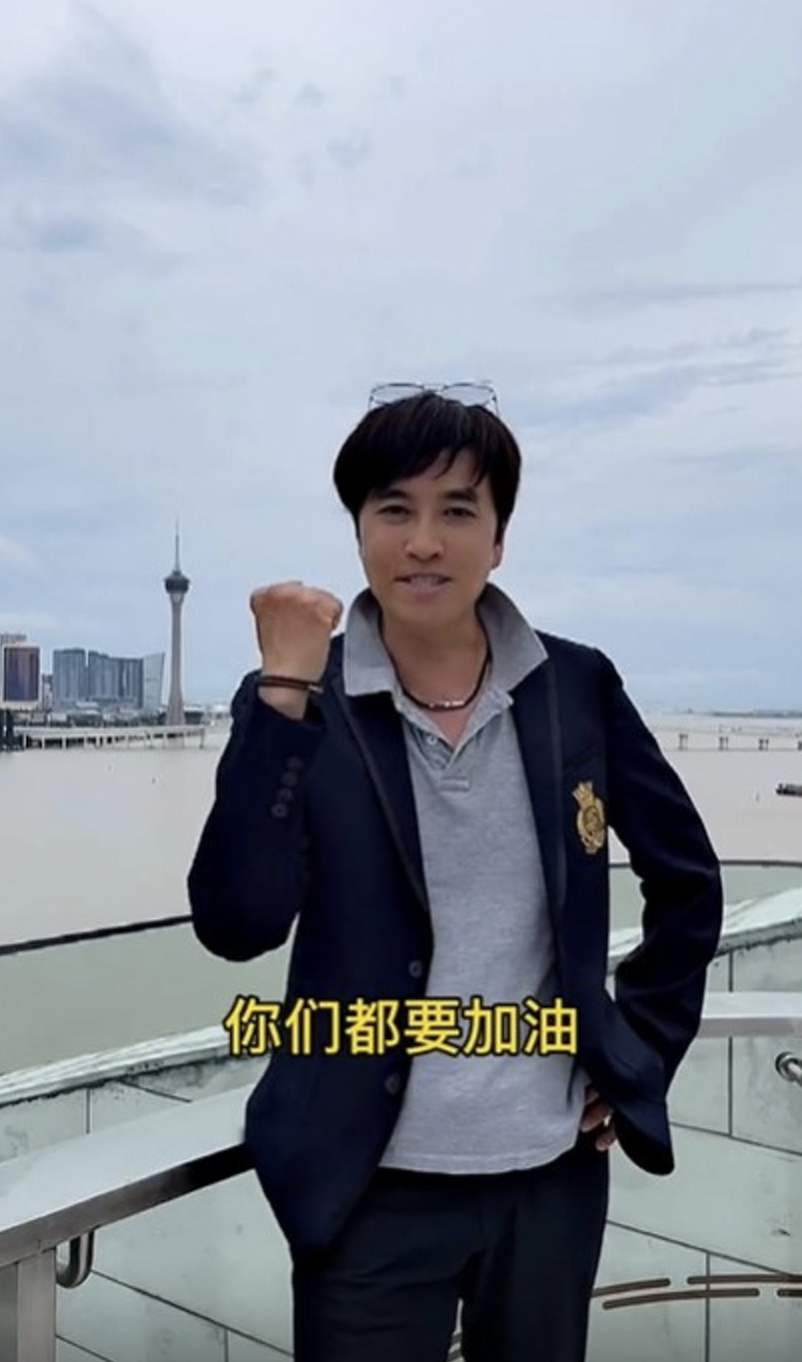 60岁陈庭威拍片为高考生加油，头发浓密略显发福，已移居广东生活