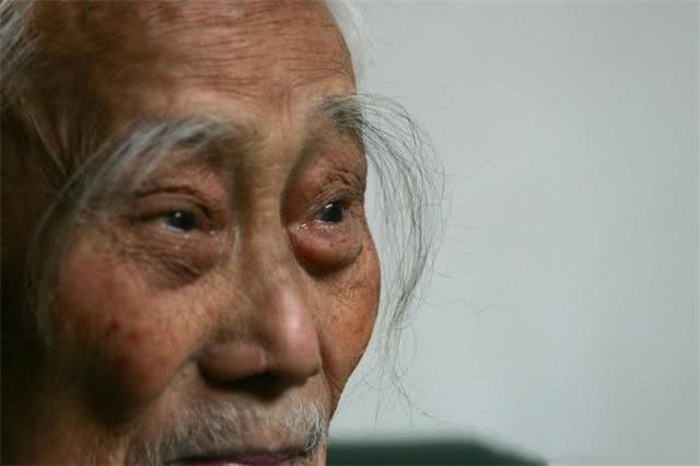 头发最长的人图片(九旬老人眉毛突然疯长) - 赤虎壹号