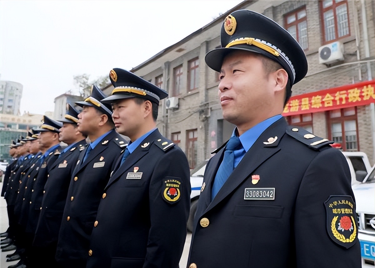 消防员常服(这4类公务人员配备制服,四季都能免费穿,精神面貌更帅气了