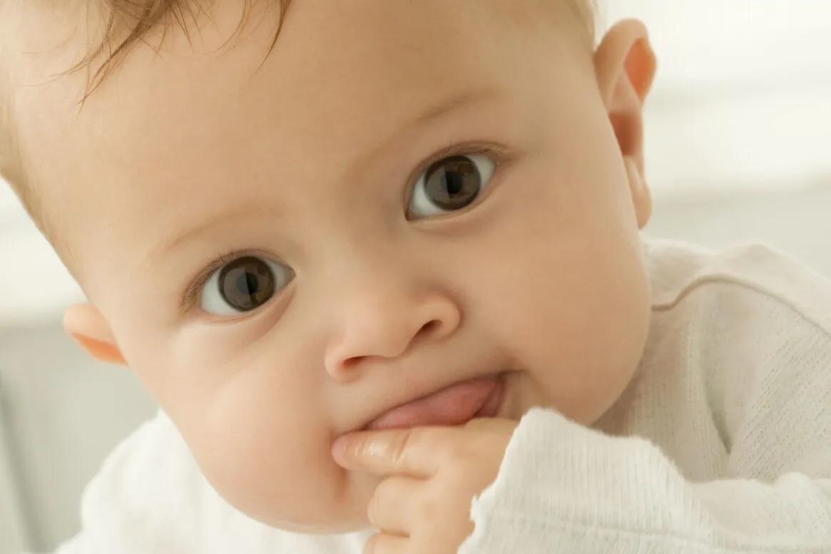 婴儿为什么吐舌头（宝宝总爱吐舌头）-幼儿百科-魔术铺