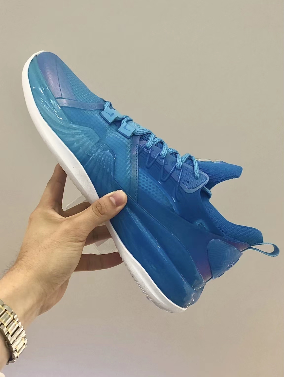 作为目前特步旗下唯一拥有签名球鞋待遇的球星,林书豪的签名球鞋特步