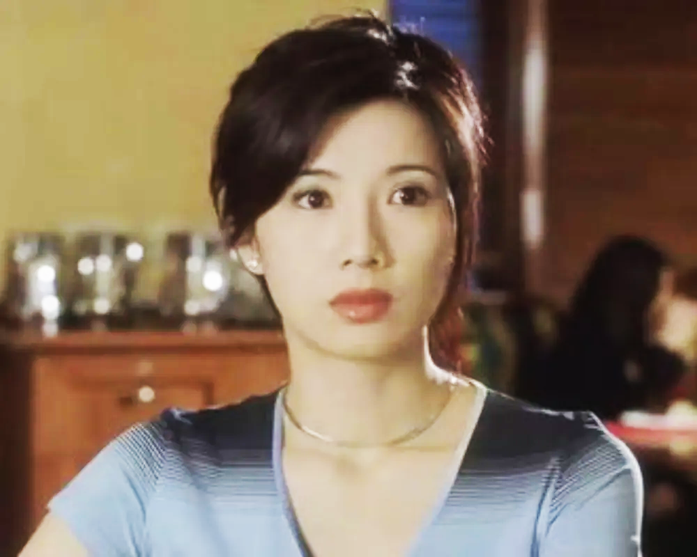 的表演渐渐被观众接受,她五官精致,有亲和力,经常扮演少妇一类角色,与