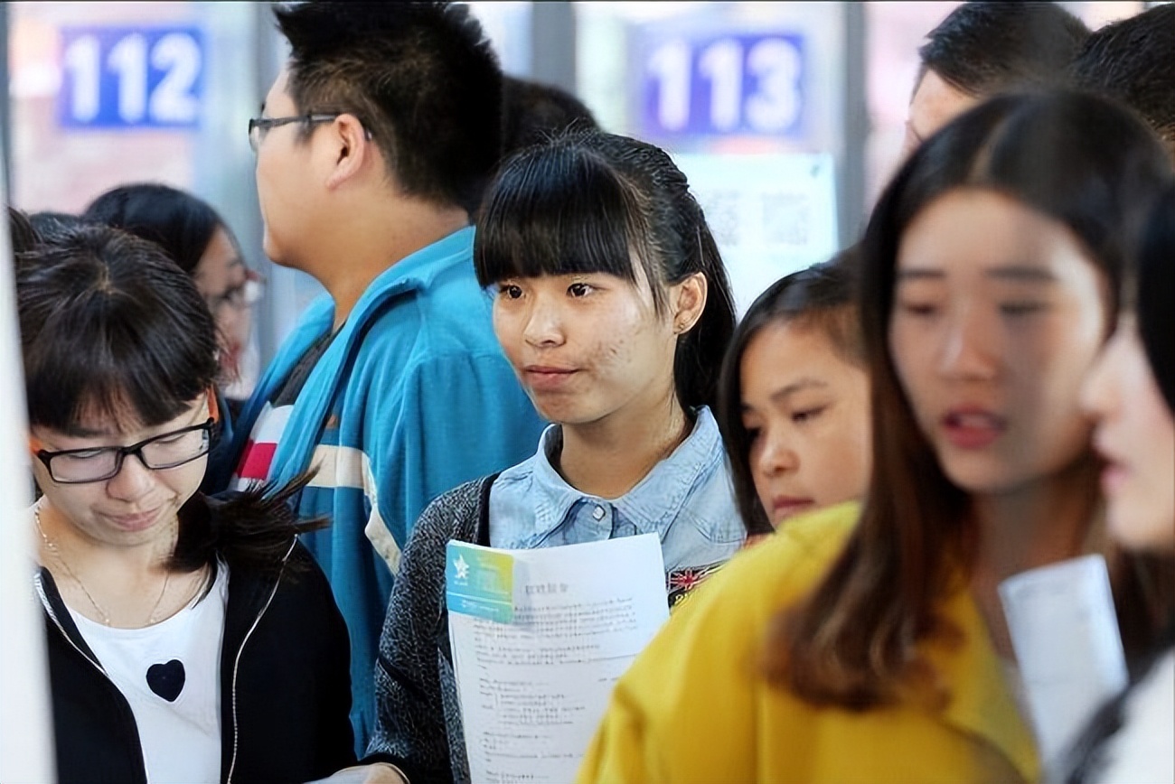 名校光环也难抵就业困境，985毕业生吐露心声：有些专业是真坑人