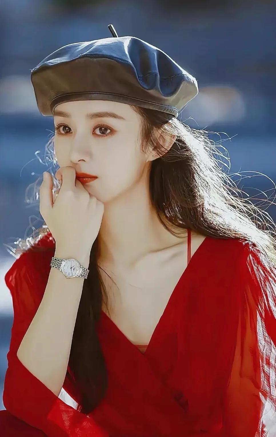 女星赵丽颖—巧笑嫣然，淡妆点缀，瓷肌红唇，漂亮的不像话