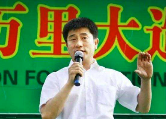 东北“巨骗”陈相贵陨落史：开悍马买182万手机号，08年锒铛入狱