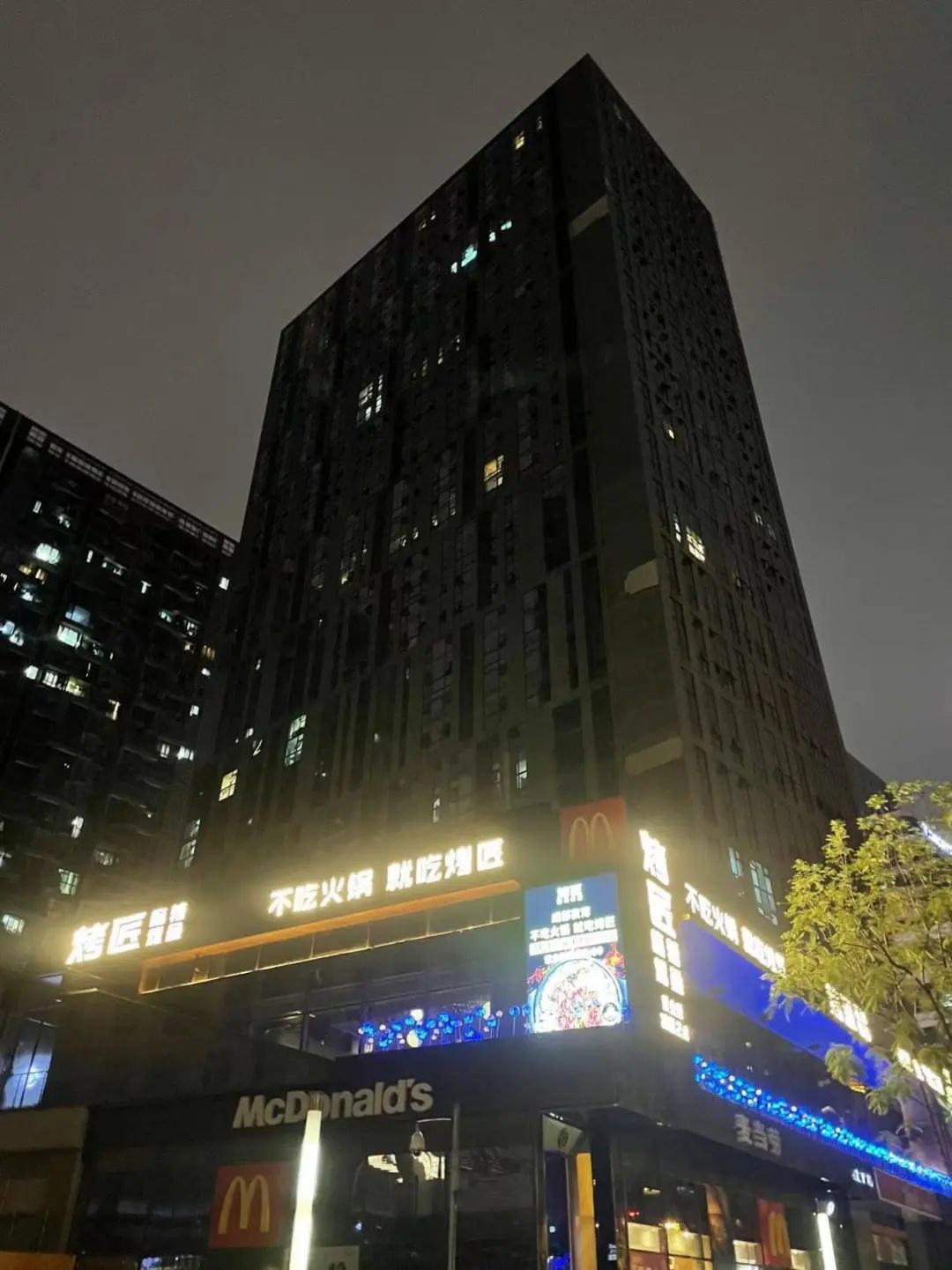 从三街四街写字楼深夜亮灯率看，哪家是卷王？