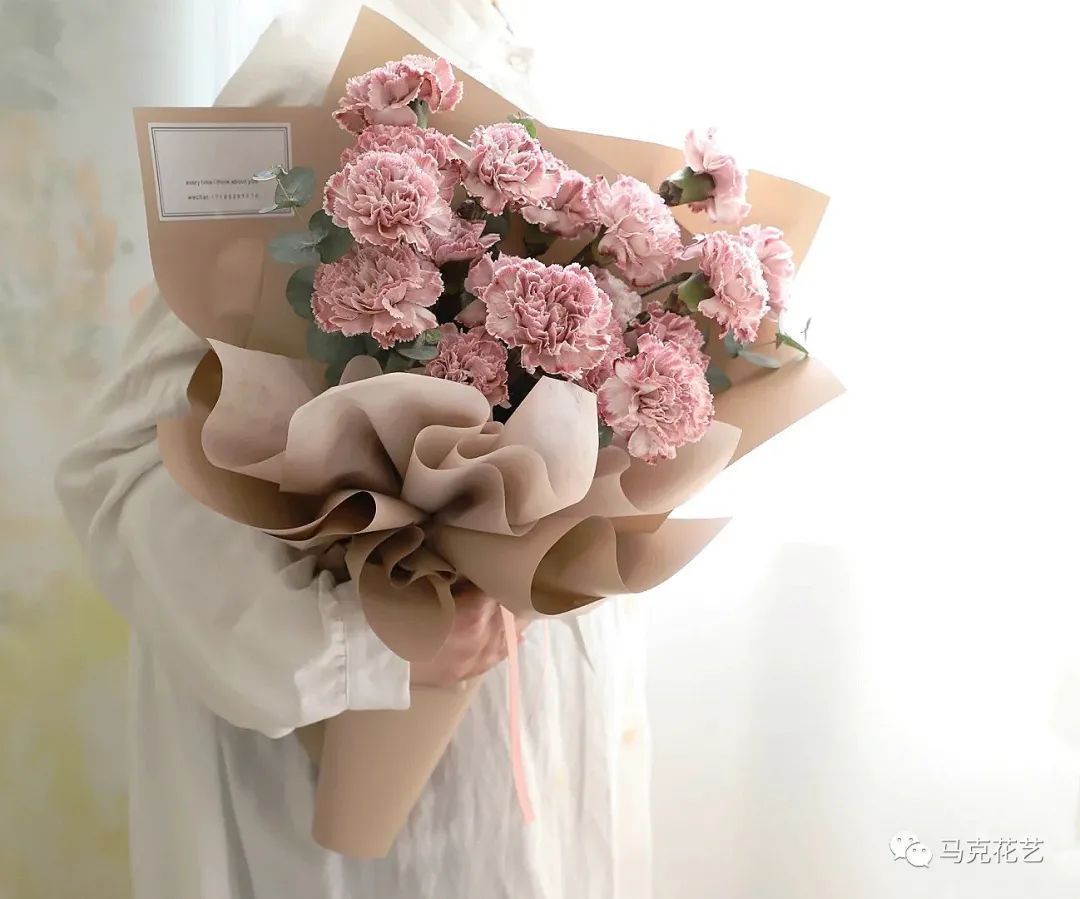 结婚纪念日送什么花？可选择百合花、并蒂莲和红掌-第65张图片