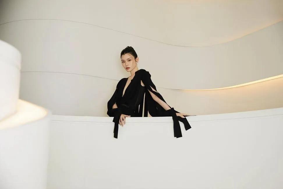 超模奚梦瑶嫁入豪门后，变得更加成熟，有魅力了