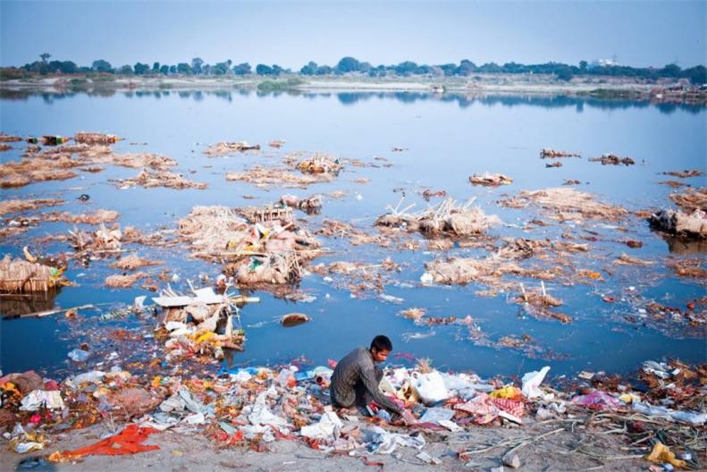 印度的恆河水究竟有多髒？完全超出人類想象，他們居然還拿來賣？