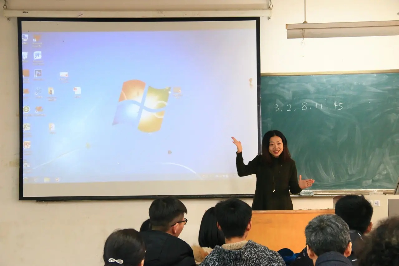 上海某高校女教师走红，眉眼精致像“芭比娃娃”，网友看法却不同