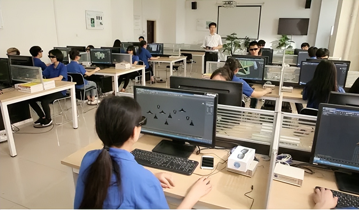 2022各大高校开设专业数量排名，榜首意外，计算机属于大类专业