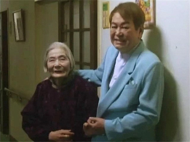 6号叩应女郎(日本烟花女子74岁仍站街，街头60年一直拉客，却备受日本人尊重)