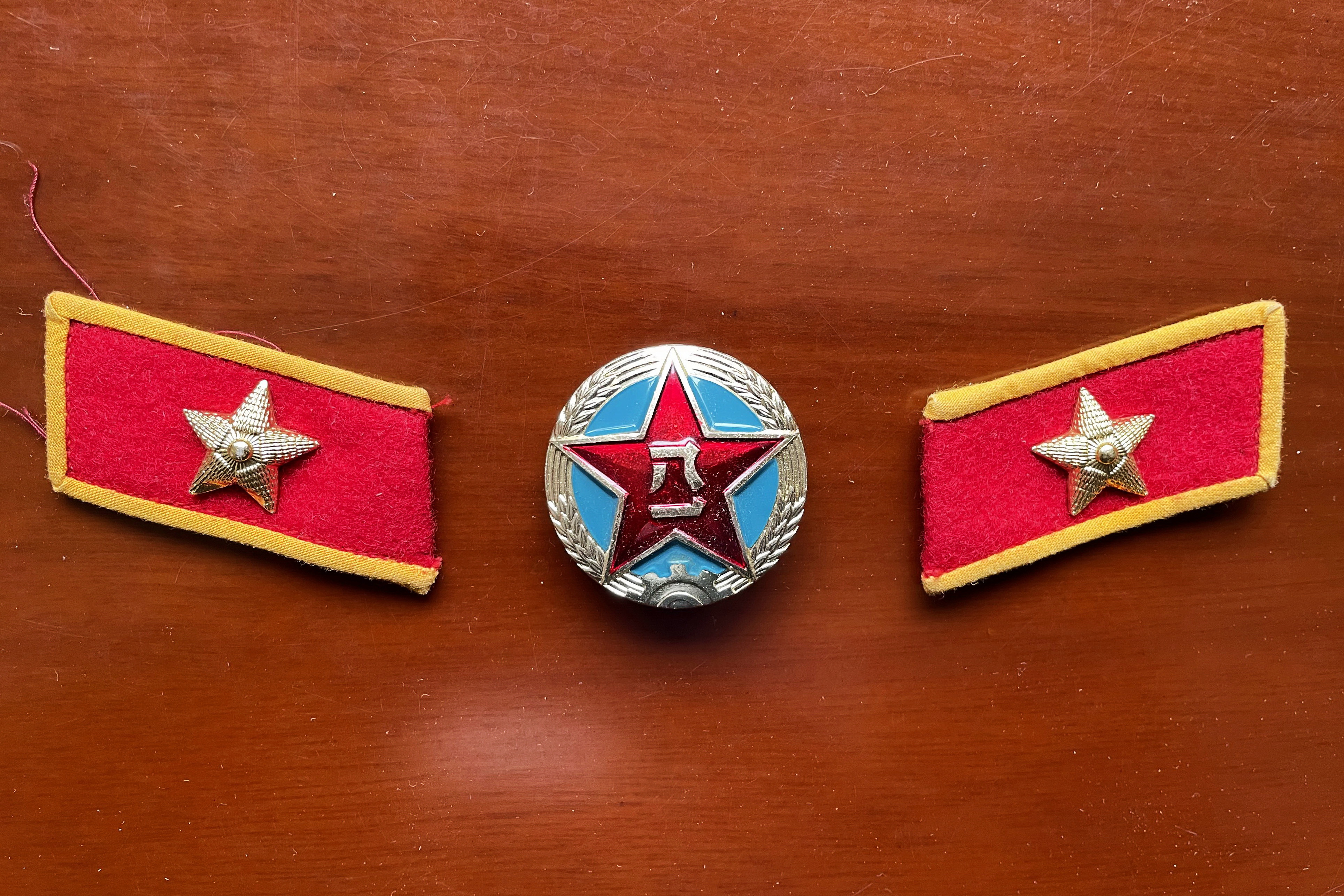 解放军65式与85式帽徽,领章&mdash;&mdash;数千万老兵不可