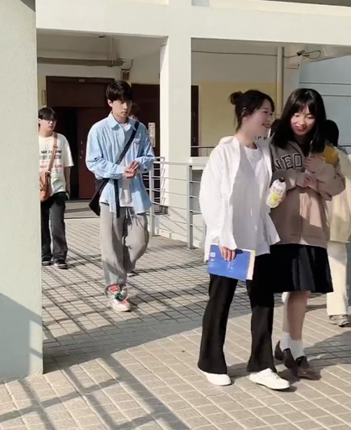 一男大学生给女生塞糖，却被同学视为恶作剧，网友：他长得像邓伦