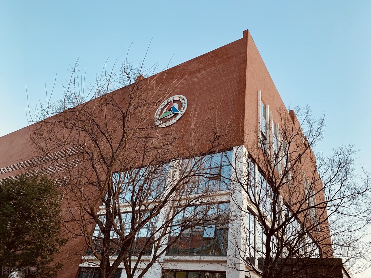 美术与设计类投档中,中国传媒大学投档线达到了267.