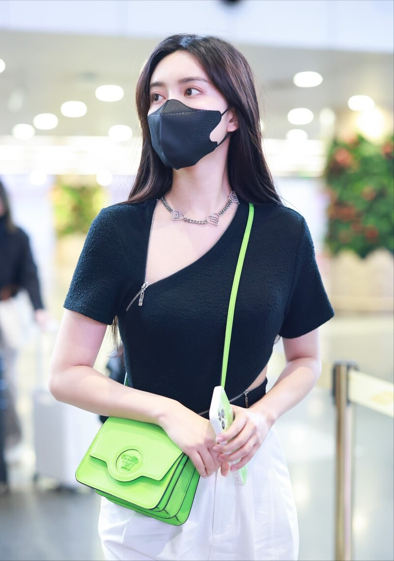 孟子义挺懂时尚,"黑色t恤 白色裤子",造型简约又清新