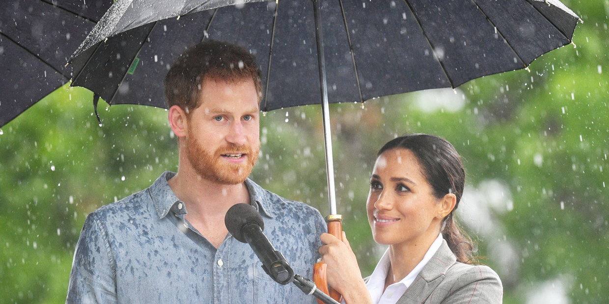 加拿大女vs英国女直播(韩总统爱妻人设崩塌！抢雨伞让妻子淋雨超尴尬，网友：跟川普一样)