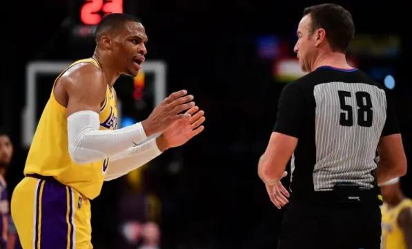 nba為什么捧詹姆斯（為何那么多人與媒體整天吹捧詹姆斯？就怪庫里離普通人太近了）